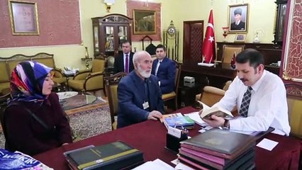 Çimento torbalarına yazarak başladığı şiirlerden 8 kitap çıkardı - SİVAS