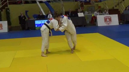 Angèle Bonte du Kano Tournai vs Aglae Jullien de Soignies au National 2019 pour jeunes (par Simon Barzyczak)