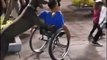 Bouleversant : un chien pousse son maître handicapé en fauteuil roulant
