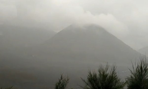 Keluarkan Awan Panas, Bromo Berstatus Waspada