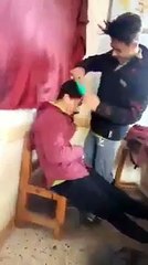 طلاب مدرسة بالدقهلية يصففون شعرهم أثناء شرح المدرسة