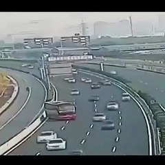 Un chauffeur d’autocar ne veut pas prendre un péage et fait demi-tour sur l’autoroute
