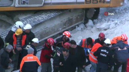 500 tonluk kayanın altından 30 saat sonra çıkartıldı