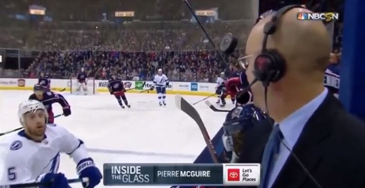 Un palet de hockey frôle la tête d'un commentateur sportif