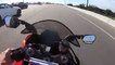 Une BMW et une moto font la course sur une autoroute (Instant Karma)