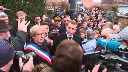 Profanation d'un cimetière juif du Bas-Rhin : "On prendra des actes, on prendra des lois, on punira", promet Macron