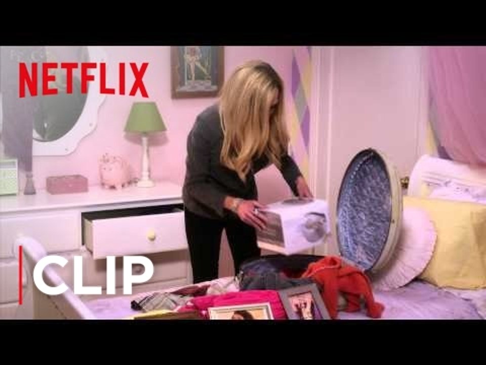 Arrested Development Season 4 Clip | Lindsay's Suitcase [HD] | Netflix