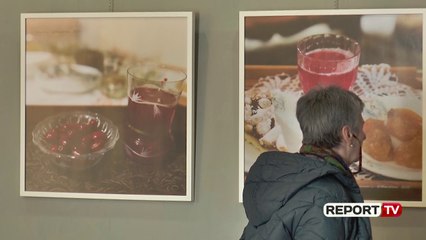 Bashkëshortja e ambasadorit të Kuvajtit në Tiranë, çel ekspozitë për mikpritjen