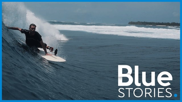 Amputé après une attaque de requin, ce surfer surmonte son handicap pour vivre sa passion