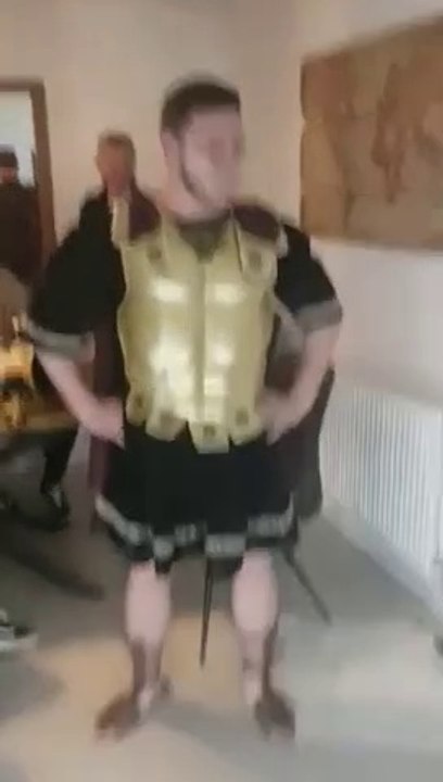 Il arrive le SEUL déguisé à une soirée.. en soldat romain