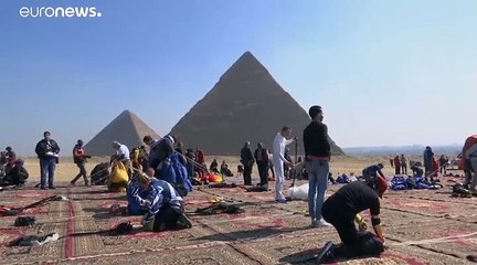 شاهد.. 150 مغامرا من 32 دولة يقفزون بالمظلات فوق الأهرامات