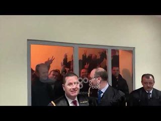 Ora News – Protesta e 16 shkurtit, lihet në burg Florenc Hoxha dhe 5 protestues të tjerë