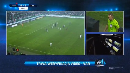 Football - Exclu pour deux cartons jaunes, l'arbitre le rappelle pour lui donner... un rouge direct !