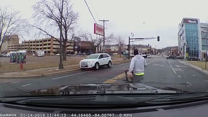 Un enfant assis sur un siège auto tombe dune voiture