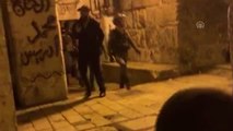 İsrail Polisi Mescid-i Aksa'da Nöbet Tutan Cemaate Saldırdı