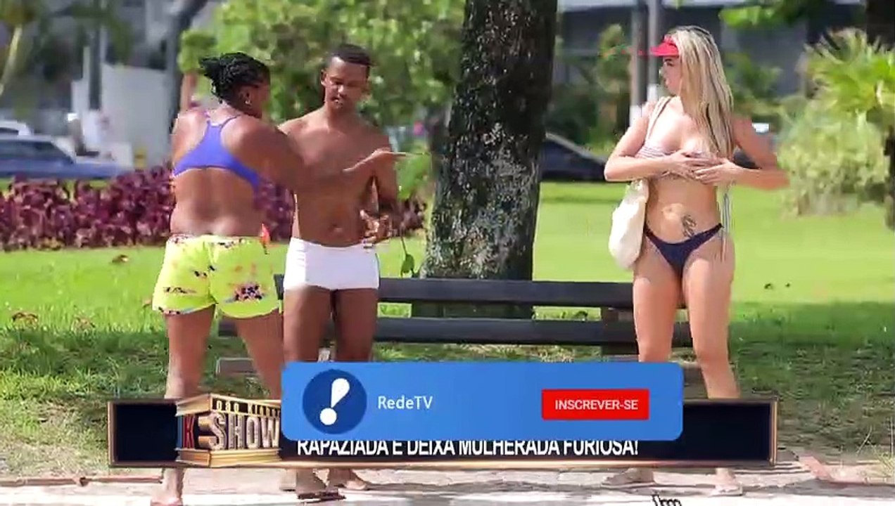 BIQUÍNI DESAMARRADO É MOTIVO DE CONFUSÃO E QUEBRA-QUEBRA