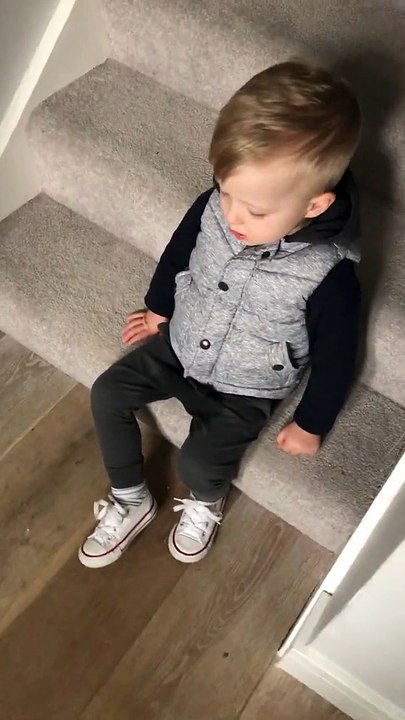Hilarant : ce petit est si fatigué qu'il dort sur les escaliers