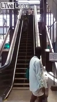 Des indiens prennent pour la première fois un escalator... Pas facile