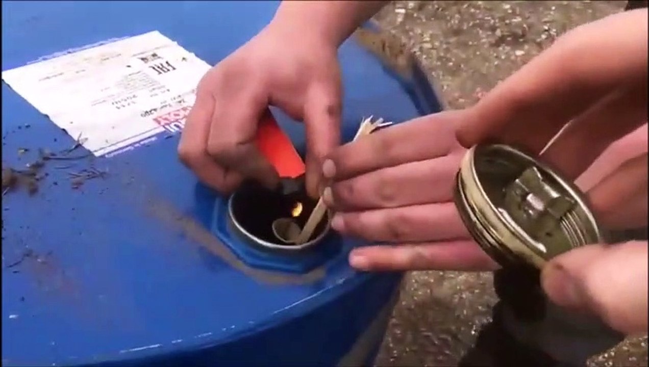 Ces idiots jettent un feu d'artifice dans un baril d'essence... Booooom