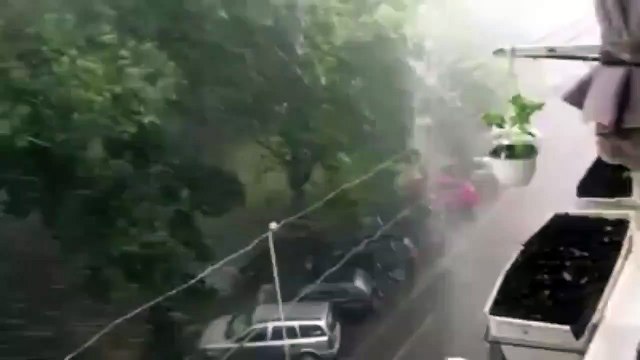 Des pluies apocalyptiques s'abattent pendant un orage