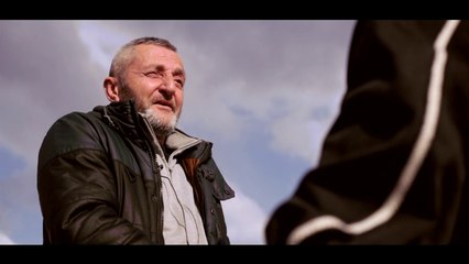Ora News - Njeriu që rrëzoi bustin e diktatorit: Për një karrige po hahen çakejtë me njëri-tjetrin