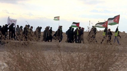 سيرا على الأقدام.. شبان أردنيون يطالبون بوظائفهم المسلوبة