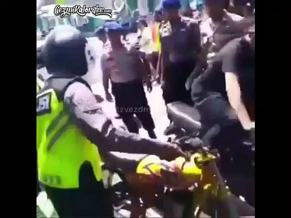 Gürültücü Motorculara Ceza Gibi Ceza Veren Polisler