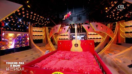 Ludivine Rétory chute dans une piscine géante de gaspacho !