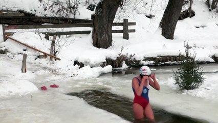 روسيات ينشدن الصحة والشباب الدائم عبر النزول في المياه الجليدية