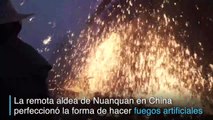 Herreros chinos crean fuegos artificiales con acero fundido