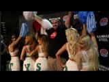 GYPSY KING! - TYSON FURY SEEMS TO BE ENJOYING HIMSELF WITH HIS PERSONAL CHEER-LEADERS!