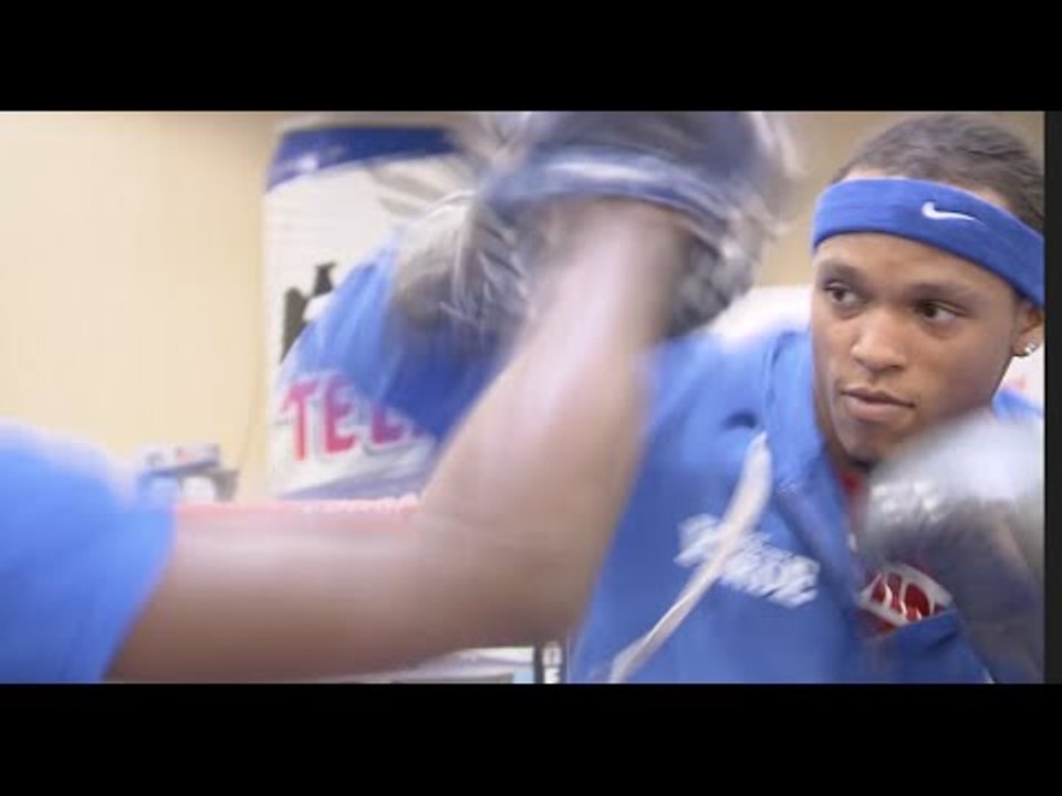 THE BEAST IN TEXAS!!! - ANTHONY YARDE IMPRESSES FANS WITH  SLICK PAD ROUTINE -  WITH TUNDE AJAYI