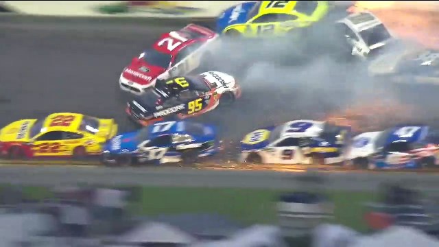 Enorme accident au Daytona 500 impliquant 21 voitures