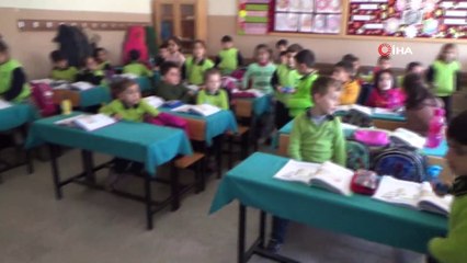 Minik öğrenciler topladıkları kapaklarla engelleri aştı