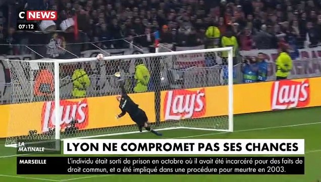 Buzz : Les images effrayantes d'un palet de hockey qui passent à un centimètre de la tête d'un commentateur - Regardez