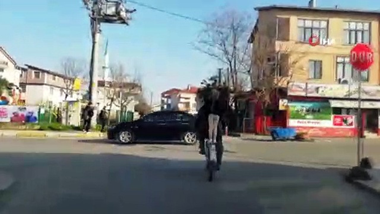 Küçük çocuğun bisiklet arkasındaki tehlikeli yolculuğu görenleri şaşırttı