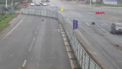 Dha Dış - Viraja Hızlı Giren Acemi Sürücü, Motosikletlilere Çarptı