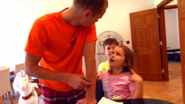 الاطفال الخرقاء أطفال صعب ألعاب طفل مضحك الحوادث - أمي صدمت! | | طفل رضيع د | حب الاطفال أطفال مضحك ضد شبح - جوني جوني أغاني الحضانة قافية وتعلم الألوان للأطفال - جوني جوني القوافي تعلم الألوان مع عائلة Gombal كاندي أطفال فنجر الأسرة КАТЯ И МАКС с Папой