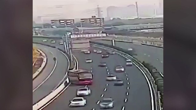 Le chauffeur d'un autocar fait demi-tour en plein milieu d'une autoroute boudée