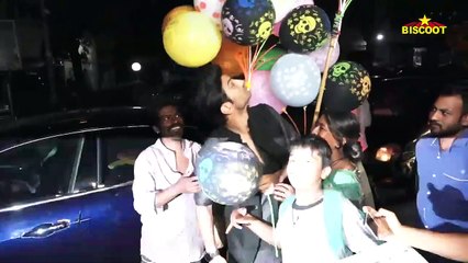 WOW MSD Sushant Singh Rajput sweet behavior with beggars Makes him REAL HERO