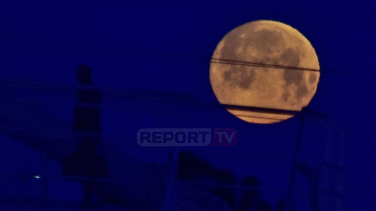 Report TV - Spektakli i Super Hënës më të ndritshme të vitit në Tiranë (FOTO)