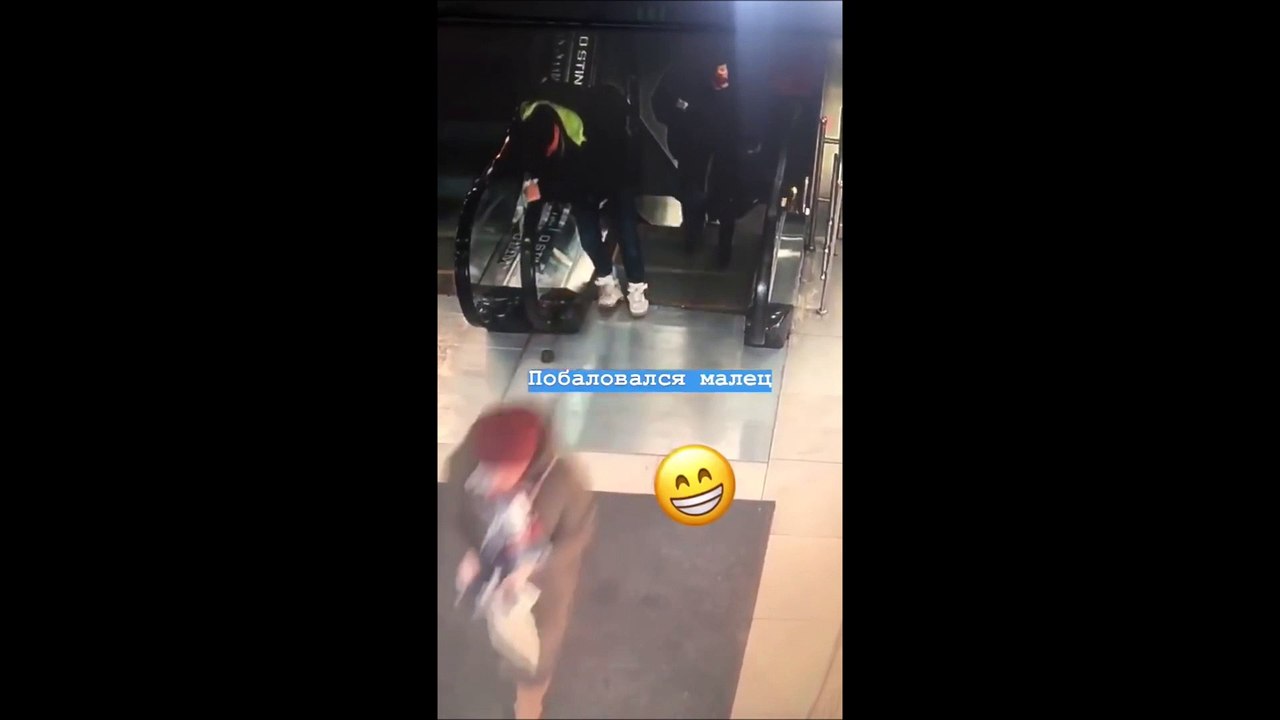 Il se retrouve pieds nus après qu'un escalator ait 'bouffé' ses chaussures