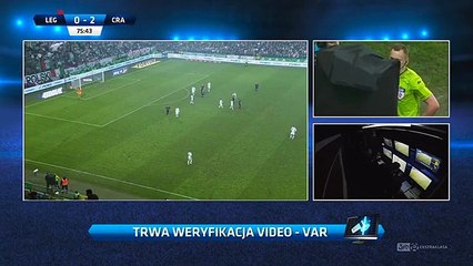 Un arbitre de foot annule un carton jaune