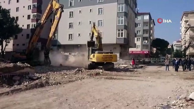 Kartal’da çöken binanın yanında bulunan riskli binaların yıkımına başlandı
