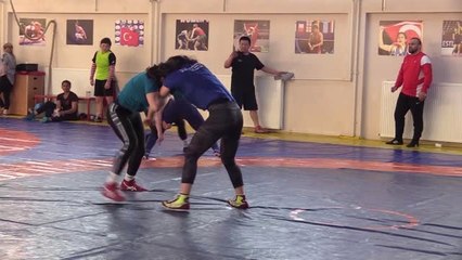 Kadın Güreşçiler, Avrupa Şampiyonası'na İddialı Hazırlanıyor