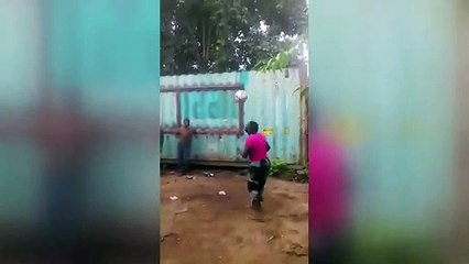 Afrikalı kadın top cambazı interneti birbirine kattı