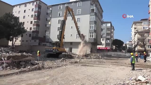 Kartal'da Çöken Binanın Yanındaki Riskli Binanın Yıkımına Başlandı