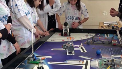 Siirtli kız öğrenciler tasarladıkları robot ile ödül aldı
