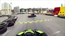 Il tente un selfie au milieu d'une piste de karting... Mauvaise idée