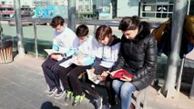 Öğrenciler tramvay duraklarında kitap okudu - SAMSUN